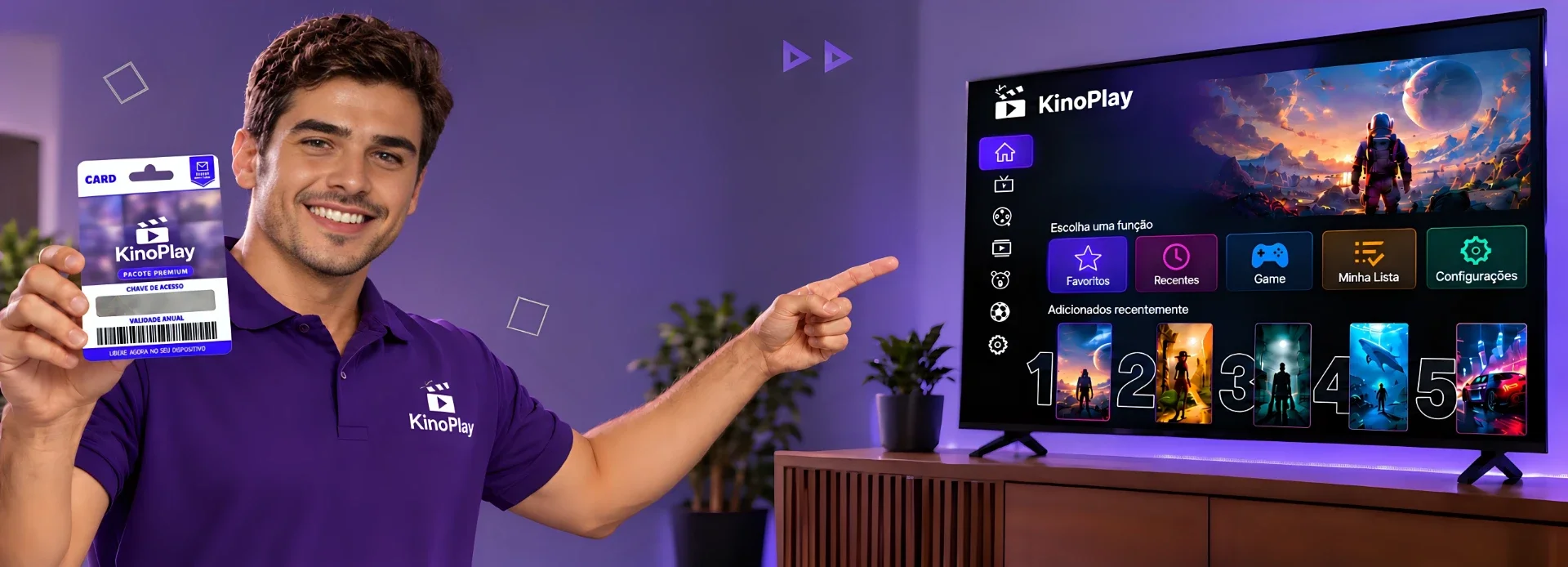 Apresentador com cartão KinoPlay apontando para o aplicativo em uma TV